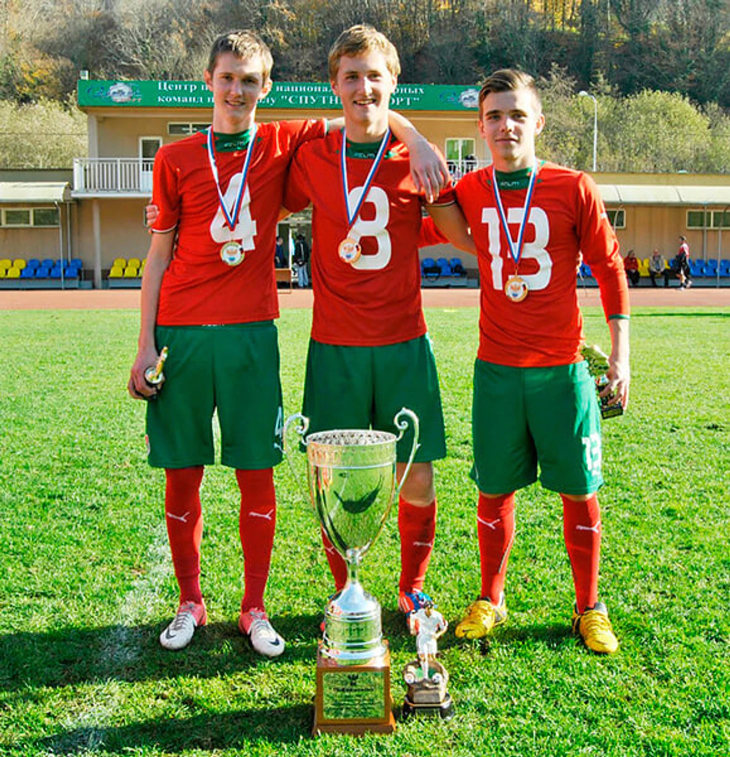 Александр Трошечкин (в центре)