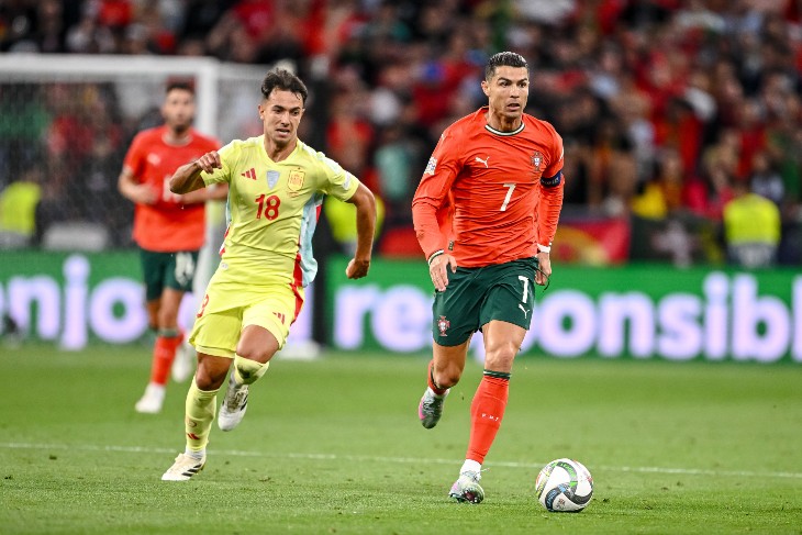 Мартин Субименди и Криштиану Роналду в матче Лиги наций