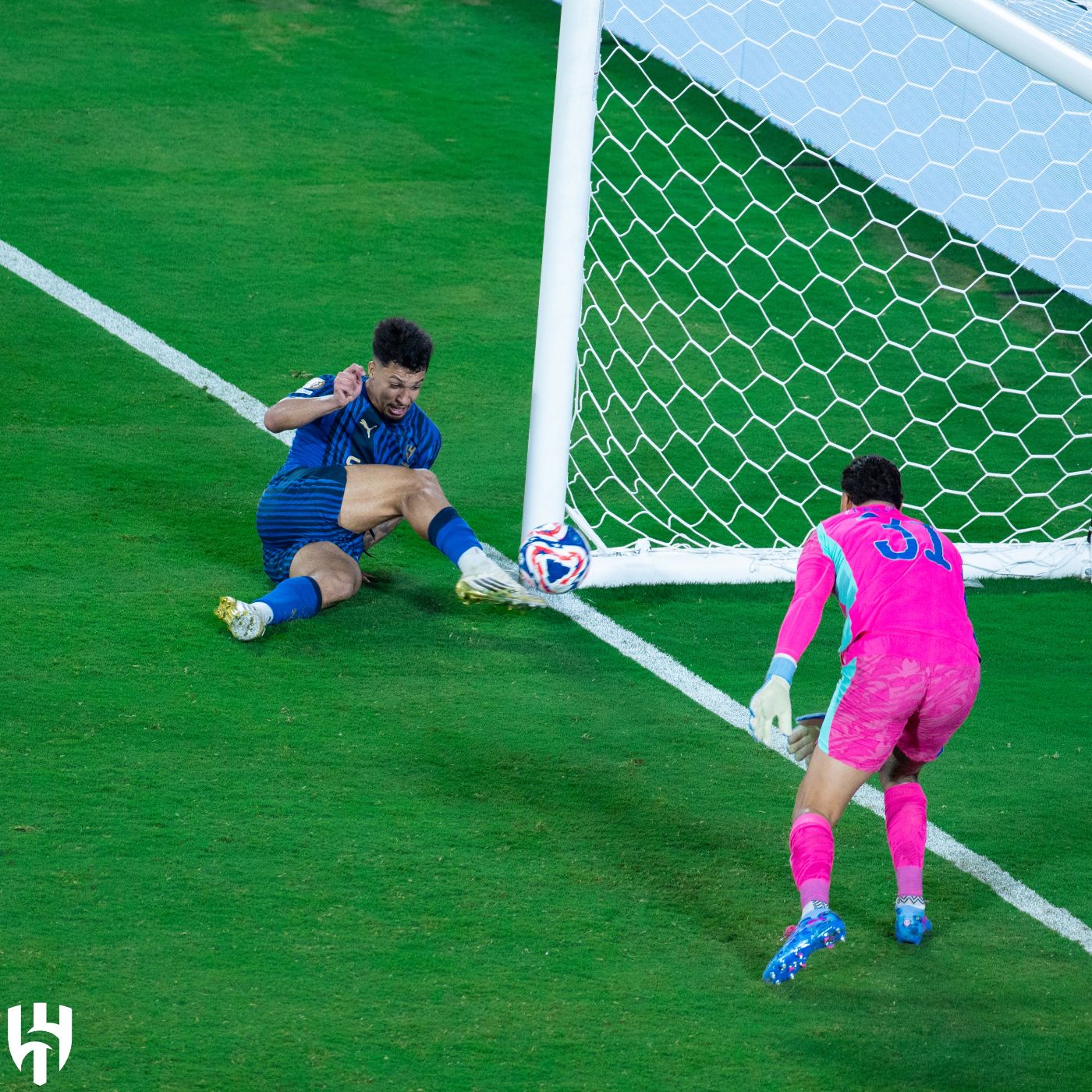 Маркос Леонардо отправляет мяч в ворота «Манчестер Сити»