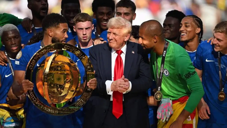 Дональд Трамп вместе с «Челси» поднимает трофей