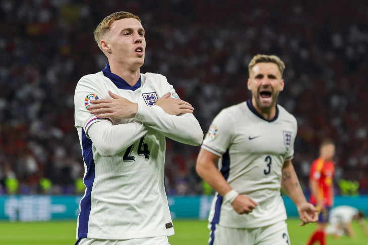 Коул Палмер празднует гол в финале Евро-2024