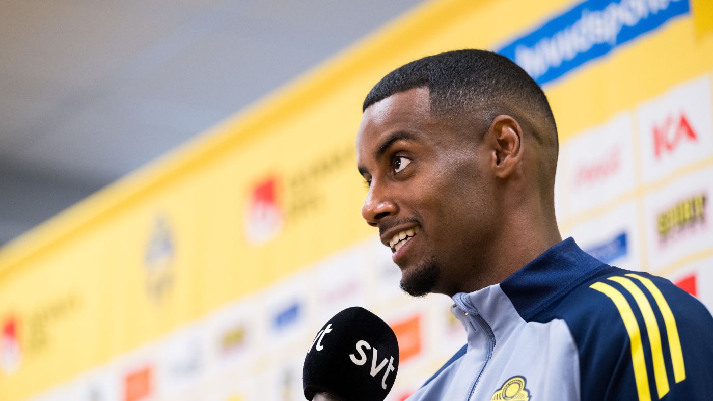 Александер Исак