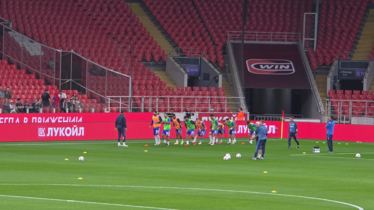 Игроки Динамо на разминке