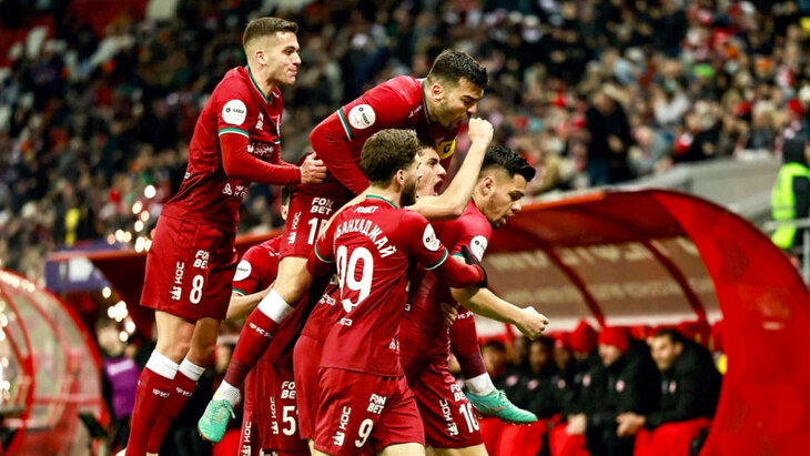 Игроки Рубина празднуют гол