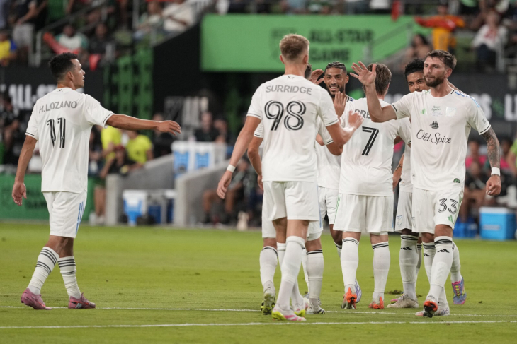 Игроки МЛС празднуют гол