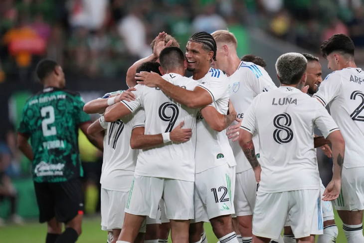 Игроки МЛС празднуют гол