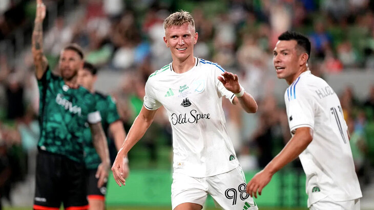 Сэм Сарридж празднует гол