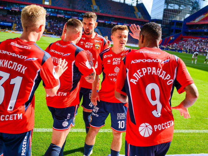 Игроки ЦСКА празднуют гол