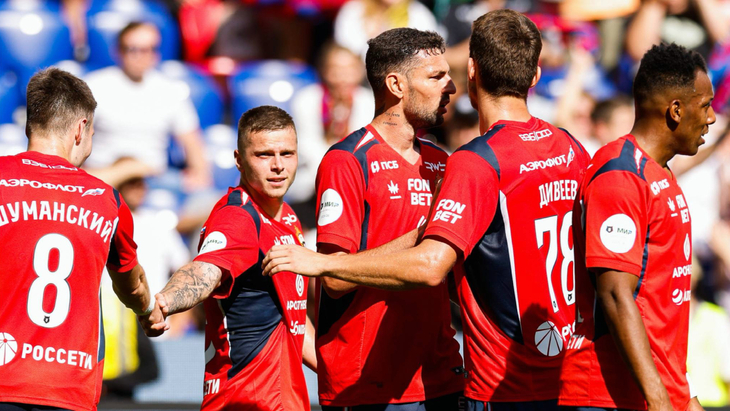 Игроки ЦСКА празднуют гол