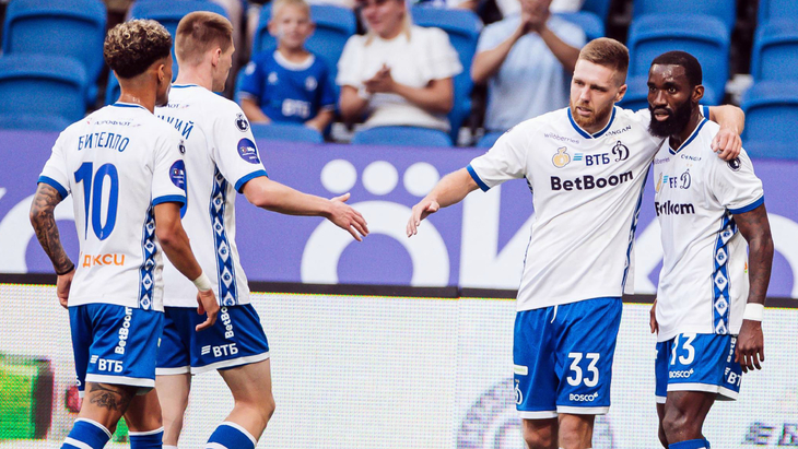 Игроки Динамо празднуют гол Сергеева