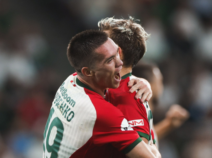 Игроки Локомотива празднуют гол