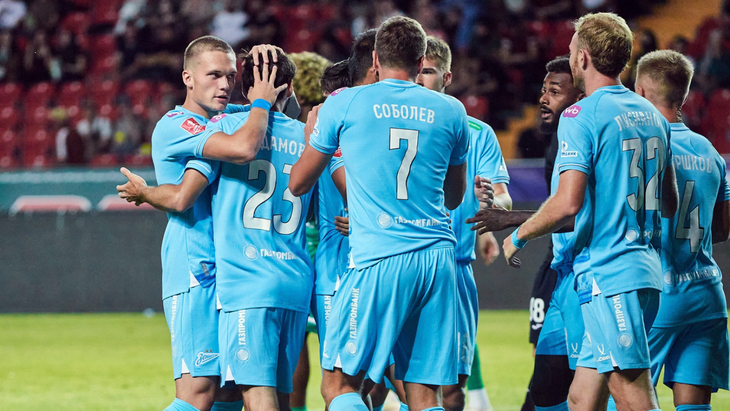 Игроки Зенита празднуют гол