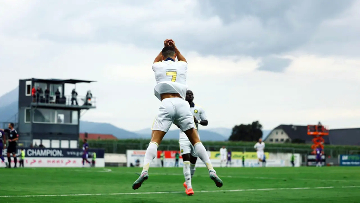 Роналду празднует гол в фирменном стиле