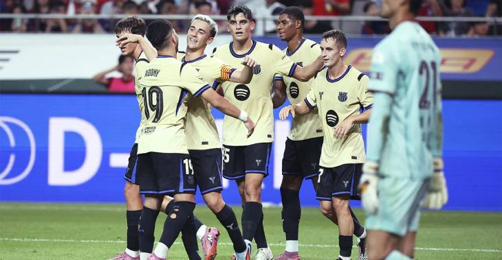 Игроки Барселоны празднуют гол