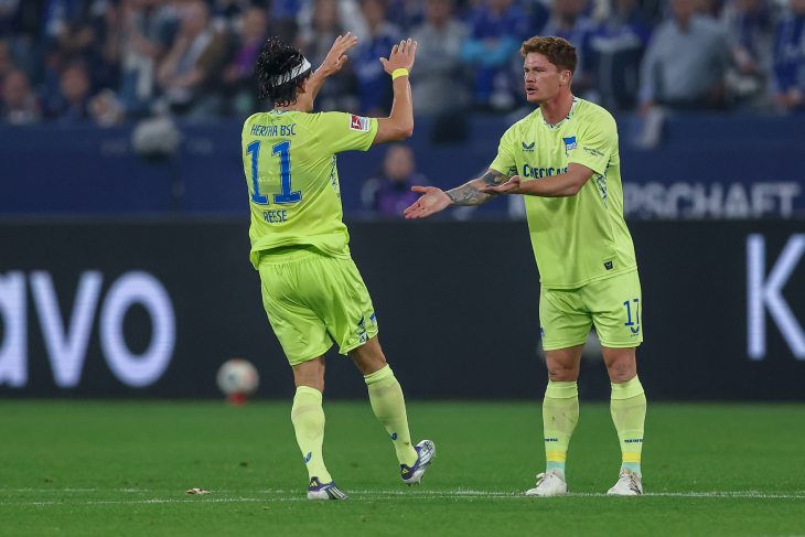 Игроки Герты празднуют гол