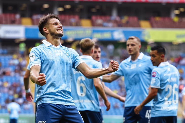 Вадим Раков празднует гол