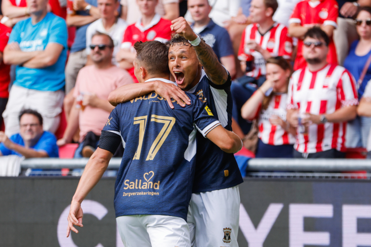 Игроки Иглс празднуют гол