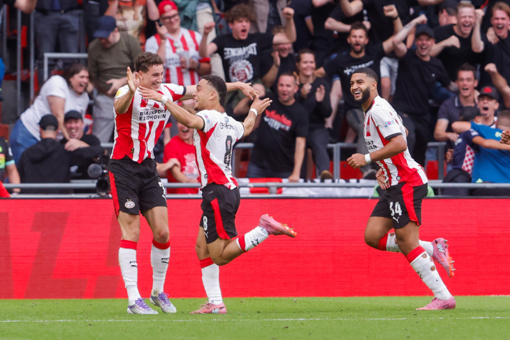 Игроки ПСВ празднуют гол