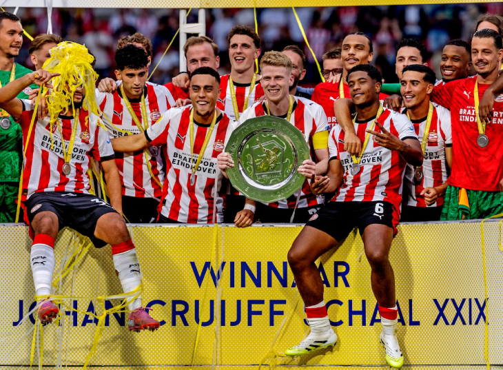 Игроки ПСВ с Суперкубком