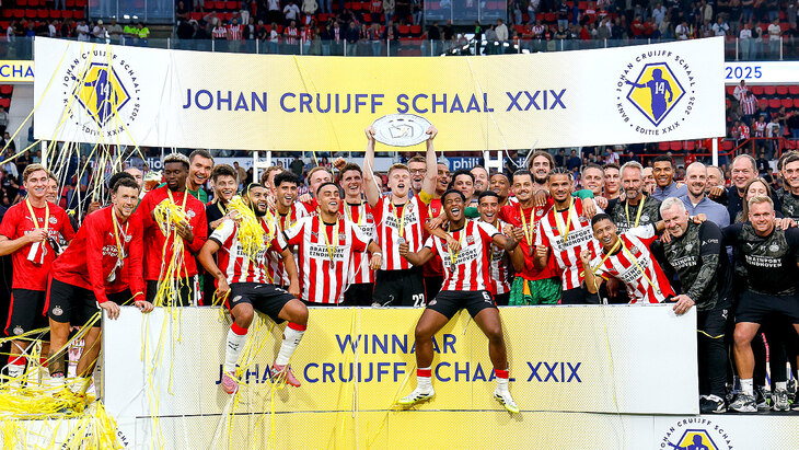 Игроки ПСВ с трофеем