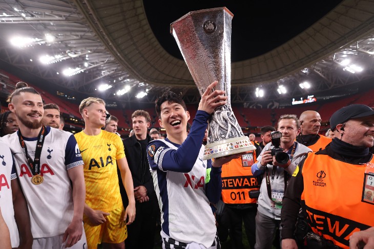 Сон Хын Мин с трофеем Лиги Европы