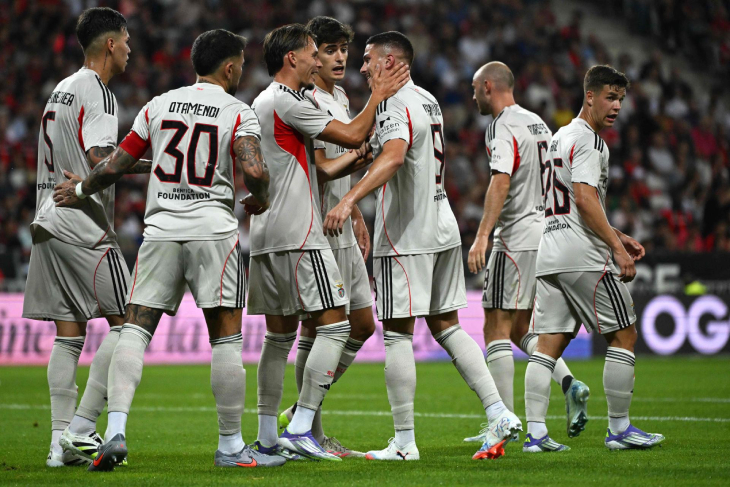 Игроки Бенфики празднуют гол