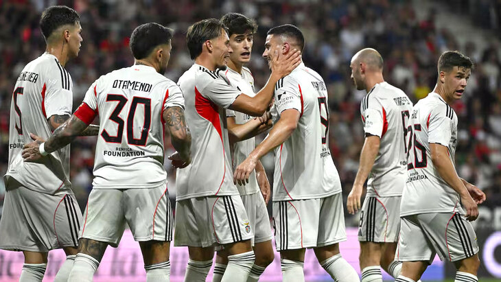 Игроки Бенфики празднуют гол