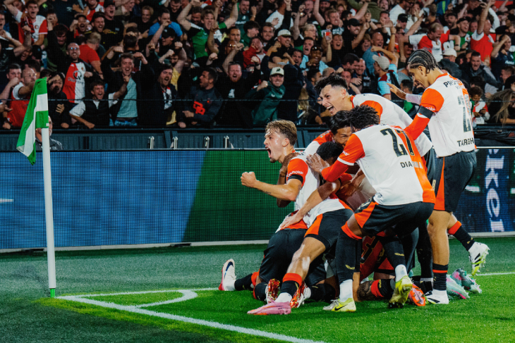 Игроки Фейеноорда празднуют победный гол