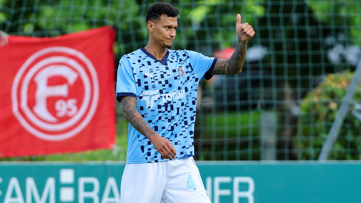 Дэви Зельке сейчас играет за «Истанбул Башакшехир»