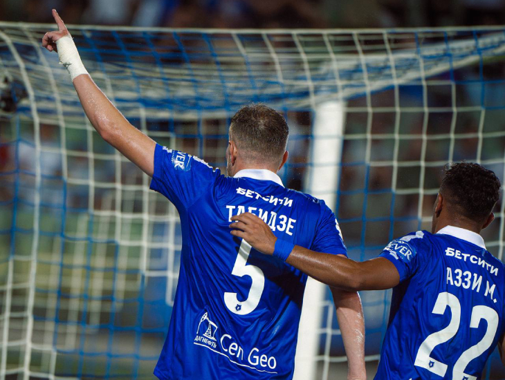 Игроки Динамо празднуют гол