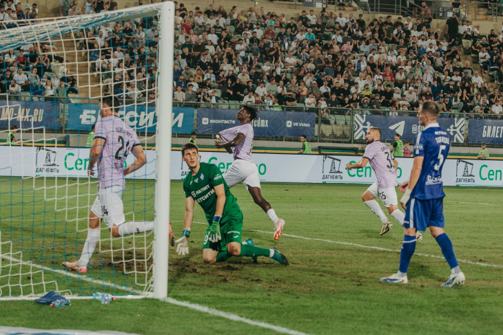 Беншимол празднует гол