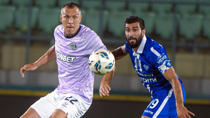 Артём Дзюба борется за мяч