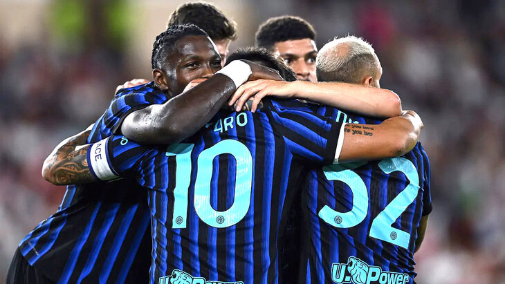 Игроки Интера празднуют гол