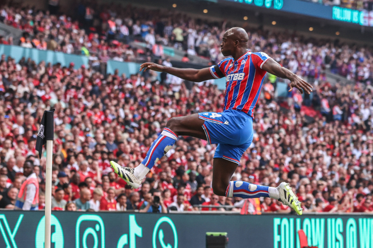 Матета празднует гол