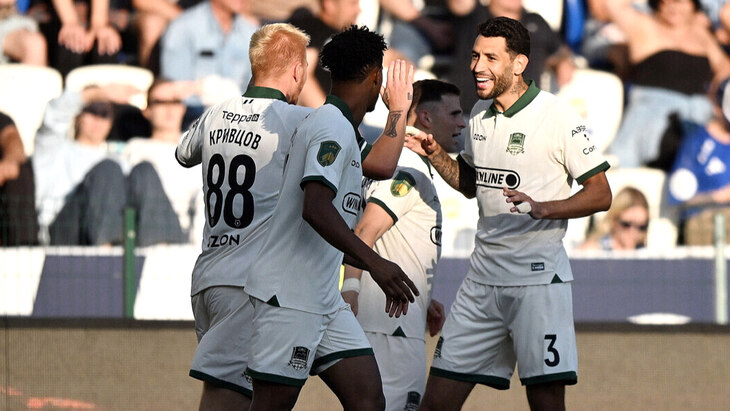 Игроки Краснодара празднуют гол