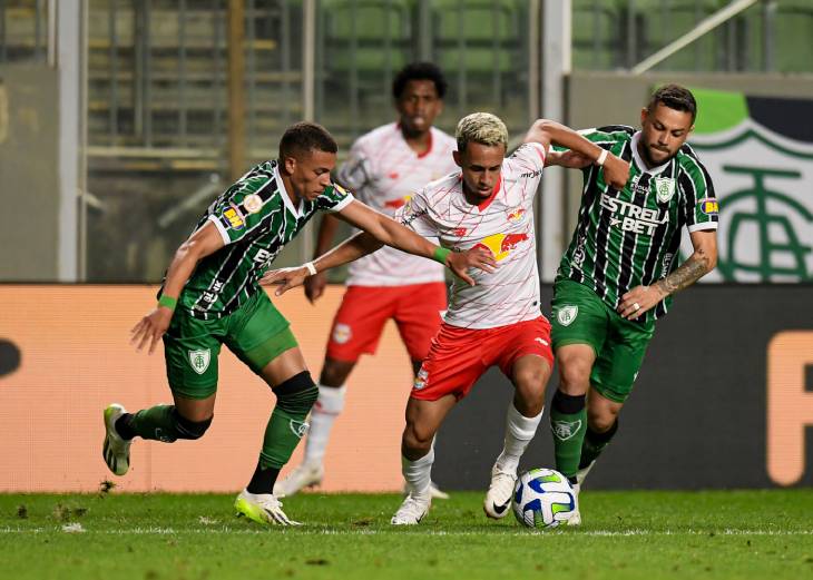 Матеус Гонсалвес (по центру)