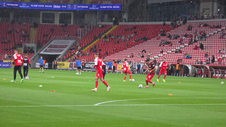 Футболисты Спартака на разминке 