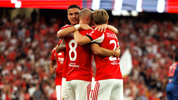 Игроки Бенфики празднуют победу