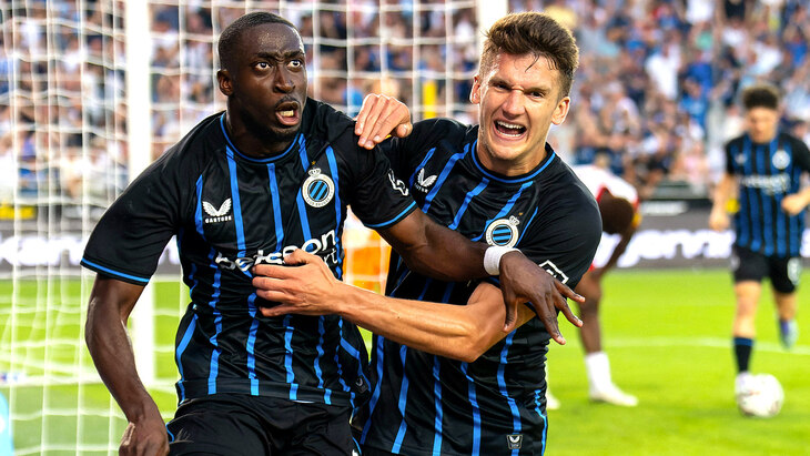 Игроки Брюгге празднуют гол