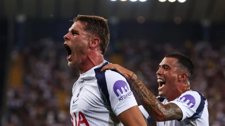 Ван де Вен празднует гол