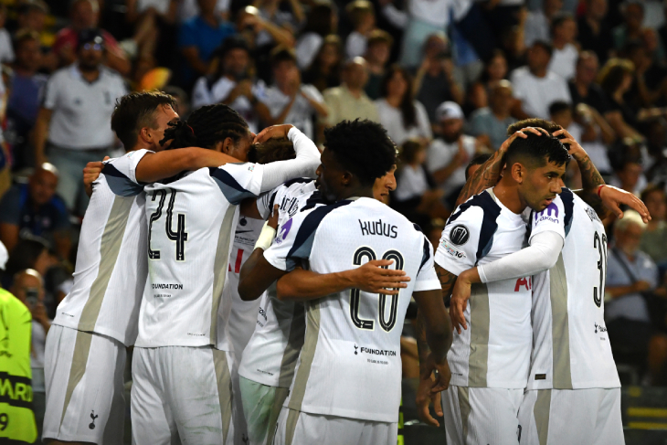 Игроки Тоттенхэма празднуют гол