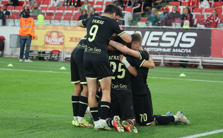 Игроки Динамо Мх празднуют гол