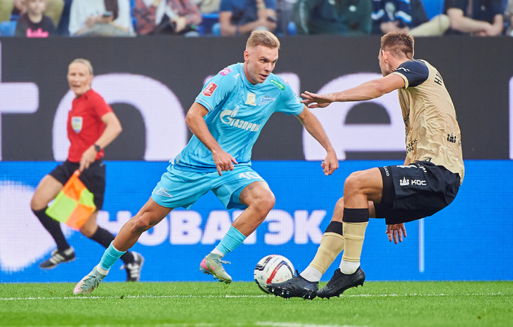 Максим Глушенков с мячом