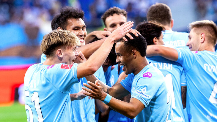 Игроки Зенита празднуют гол