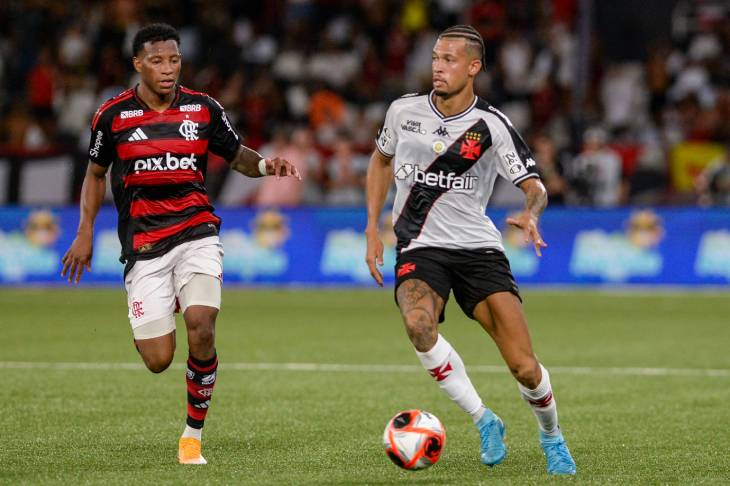 Жоао Виктор (справа)