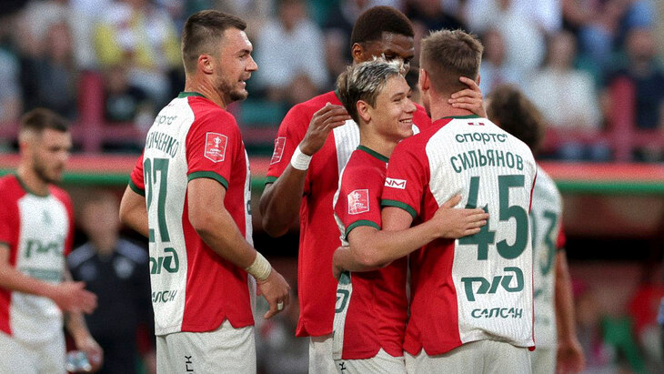 Игроки Локомотива празднуют гол