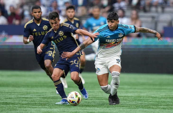 Алан Пулидо (справа)