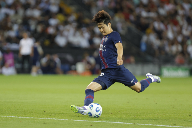 Ли Кан Ин бьёт по воротам