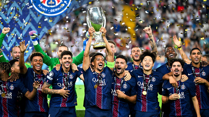 Игроки «ПСЖ» с трофеем