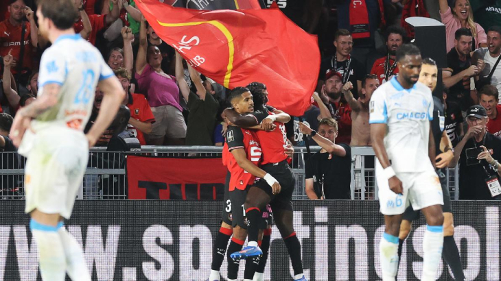 Игроки Ренна празднуют гол